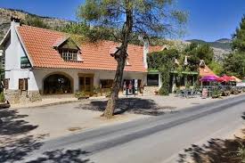 La ciudad se sitúa en un valle, rodeada de promontorios, que la toponimia actual denomina cabezos, y tierras de cultivo, donde predomina la siembra del fresón y la naranja. Complejo Los Enebros Arroyo Frio Cazorla Jaen Ociovia Com