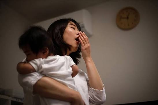 疲れているのに眠れない...」産後〜育児期の寝不足を乗り切るポイント｜BELTA