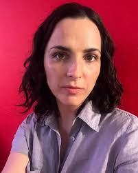 El hogar que estoy siendo⁣⁣ 🦋 ⁣⁣ Amorosa conmigo⁣⁣ practicando  escucharme⁣⁣ aprendiendo a soltar⁣⁣ y a no latigarme.⁣⁣ ⁣⁣ Me baño cuando  quiera,⁣⁣ como menos que antes⁣⁣ y hay días que me