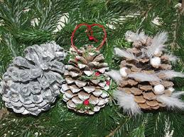 Pommes de pin decoration decoration florale décoration murale bohème idée déco facile tutoriel deco fabriquer deco de noel deco noel exterieur idée comment blanchir des pommes de pin : Une Pomme De Pin 3 Suspensions De Noel