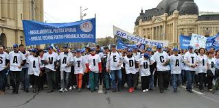 El a precizat ca în acest sens va supune saptamîna viitoare aprobarii consiliului local o noua organigrama, care are cu 279 posturi mai putin fata de cea actuala. Sindicatele Din EducaÅ£ie AmeninÅ£Ä Cu Proteste NemulÅ£umirile Sunt Legate De Salarii Si De Blocarea Posturilor Din Sistem