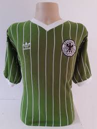 A camisa foi criada visando obter a simpatia dos flamenguistas, para que a alemanha ficasse de bem. Camisa Retro Da Selecao Da Alemanha 1980 Confeccao Em Ate 18 Dias Uteis