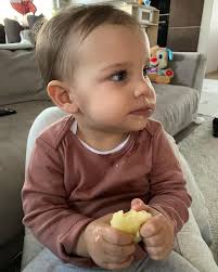 Szabó zsófi színésznő rendkívül szomorú hírről számolt be nemrég. Szabo Zsofi Almat Majszolo Kisfianal Nincs Cukibb Mendelt Meg Kell Zabalni Hazai Sztar Femina