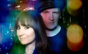 𝗔𝗺𝗮𝗿𝗮𝗹 es un grupo musical español de pop rock y rock, originario de  Zaragoza formado por Eva Amaral y Juan Aguirre. Su discografía se compone  de ocho álbumes de estudio, una edición