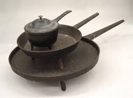 Three Iron Cooking Pans Skillet On Three Feet 10 D 4 H Heavy Griddle On Three Feet 14 1 2 D 4 H And A Small Covered Pot Panelas De Ferro Cozinha Ferro