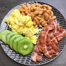 Petit Dejeuner Anglais Bon Vous Avez Lhabitude Maintenant Bacon Grille Haricots A La Tomate œuf Brouille Et Kiwi Bonne Journee Mes Gourmands