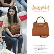 Hermes Kelly dengan metal emas ini ditaksir senilai Rp457 jutaan.