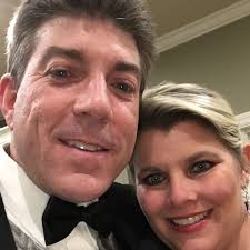 Who provides airport runs between PCB and PSJ?