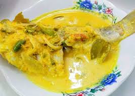 Masukkan potongan ikan, rebung dan tomat. Menu Gulai Ikan Kuning Khas Pariaman Sedap