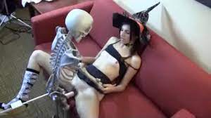 Who is she? Witch fucking skeleton - XVIDEOS.COM