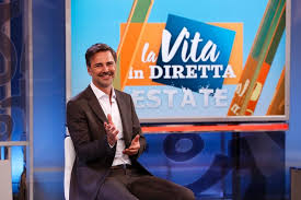Quello che non ha convinto de la vita in diretta estate sono i suoi contenuti, giudicati troppo pesanti per la stagione estiva: Perche Beppe Convertini Conduce La Vita In Diretta Estate Non Lo Sa Nemmeno Lui L Espresso