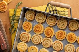 Biscoito De Polvilho Assado Massa Dura Enrolado Como Rocambole E Depois Cortado Em Fatias Este Biscoito Rende Que E Uma Beleza Ele Dura Por Ate 3 Dias Na Geladeira Ou P Em 2020 Ideias Biscoitos Sobremesa