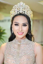 Quý Bình điển trai đến chúc mừng Hoa hậu Việt Nam Quốc tế