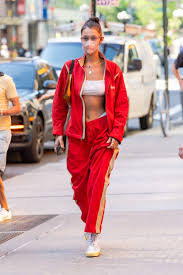 Bella hadid served as one of the faces of the michael kors fall/winter 2021 campaign which debuted this week. Gute Neuigkeiten Bella Hadid Zeigt Wie Wir Trainingsanzuge Auch Im Sommer Tragen Konnen Vogue Germany