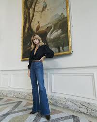 Here S How French Girls Are Wearing The Anti Skinny Jean Trend Flair Jeans Outfit Flare Jeans Outfit Jeans Outfit Winter