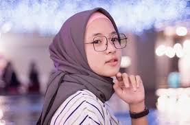 Belajar lah dari pelangi, bahwa yang indah tak akan bertahan lama. Masya Allah Cantiknya Vokalis Sabyan Gambus Ini Bolatimes Com