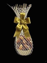 Anda boleh membeli brown paper bag kosong, dan hias dengan doily paper + sticker kahwin 2. Pin On Bakul Baby