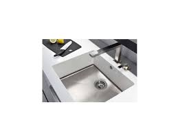 Il corian è un materiale inventato e prodotto dalla dupont dal 1967.l'importanza del corian sta nel fatto che ha rivoluzionato il settore industriale della produzione dei piani cucina e piani bagno, rappresentando il primo prodotto con gli stessi pregi dei piani in pietra senza i tipici difetti dei piani in truciolare o materiale sintetico o semisintetico e con il vantaggio della possibilità. Cucine Corian Prezzi Foto E Materiali Centro Cucine Roma