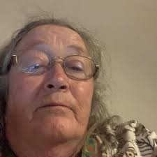 Hello! In a few weeks it will be my sister's birthday. And her gift will be  a beautiful quilt in her favorite color. This photo and pattern is not bad  at all,