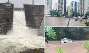 Queensland In Chaos As Schools Close Homes Evacuate And Dams Overlook As Rainstorm Continues Daily Mail Online
