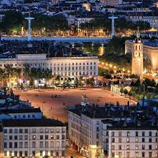 Epingle Par Kara Kedi Sur Lyon Presqu Ile Visiter Lyon Hotel Dieu Paysage Urbain