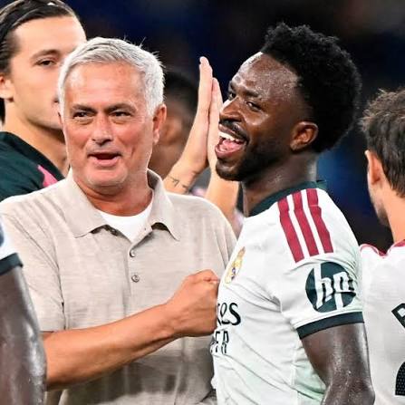 FORTE DECLARA&Ccedil;&Atilde;O 🗣️ O t&eacute;cnico Jos&eacute; Mourinho saiu em defesa de Vini Jr. ap&oacute;s o brasileiro sofrer mais uma entrada dura em campo. O comandante do Real Madrid afirmou que, embora o