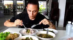 Pad thai is a good introduction to thai food if you're not familiar, and it can usually be made vegan very easily. Eating Vegetarian Thai Food At Jay Jay Restaurant In Bangkok Youtube