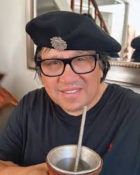 Celebrando el cumpleaños acompañado del Mate y puesta una boina de la  Patagonia del Sur del Mundo.