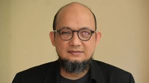 Serangan dengan air keras terhadap penyidik kpk, novel baswedan pada april lalu, terekam kamera pemantau. Novel Baswedan Indonesian Policemen Jailed For Acid Attack On Investigator Bbc News