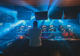 It is a mixed version of the two genres coupled with drum beats and a lot of bases. 11 Deep House Djs You Need To Know Beat