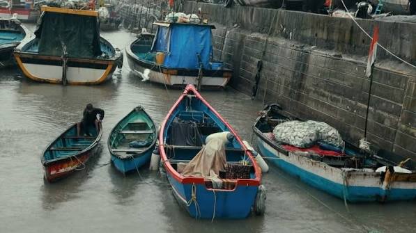 ⛵️Sassoon Dock 🦐 . Sassoon Docks, built in 1875, is one of the oldest docks in Mumbai and was the first wet dock constructed in Bombay.It is one of the few docks