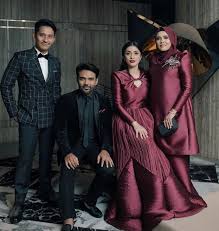 Fattah kept it clean and traditional, with a baju melayu by altelia amani. Untung Wife Cantik Lepas Ni Terus Sign Contract Permanent Model For Rr Netizen Berita Kopak Media