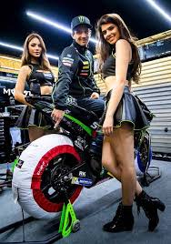Fabio quartararo et johann zarco s'entendent bien, en motogp, sans parler d'amitié, témoigne le pilote yamaha petronas srt. Video Johann Zarco Un Grand Merci A Mes 123 000 Abonnes Et Mes 8 500 Followers Paddock Gp