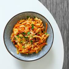 Pates De Riz Facon Thai Cacahuete Et Sriracha Les Recettes De Julie Gri Pates De Riz Plat Asiatique Recette De Julie