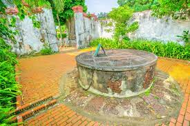 Today the well is turned into a wishing well.built in 1459, hang li poh's well is the oldest well in malacca. Hang Li Po Well Travel Guidebook Must Visit Attractions In Malacca Hang Li Po Well Nearby Recommendation Trip Com