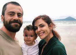 Tomas bertoni is a brazilian rock singer from brazil. Mvjv1yf53wke3m
