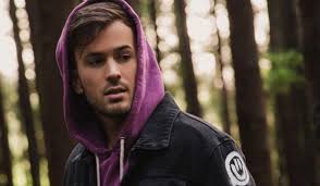 After he graduated from j.j. David Carreira Volta Ao Estudio Com O Apoio Do Irmao Ja Nao Pensava Na Musica Ha Muito Tempo