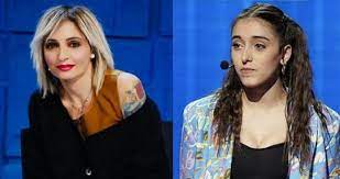 Per questo la signora margherita ha deciso di regalare a giulia un abito blu molto speciale. Friends Peparini Under Accusation Giulia Recommended Ruetir