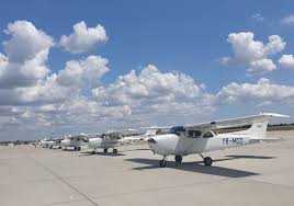 Scoala superioara de aviatie civila este prima scoala de aviatie din romania si este cea care livreaza cei mai multi insotitori de bord catre compania nationala, tarom. Scoala Superioara De Aviatie Civila A Solicitat Retragerea Certificatului De Operator Aerian Comercial Aviatia Magazin