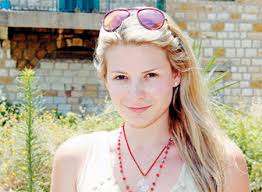 اكتشفها المخرج سمير حبشي عندما كان أستاذها في جامعة الروح القدس قسم إخراج وتجيد عدة. Ø¨Ø§Ù…ÙŠÙ„Ø§ Ø§Ù„ÙƒÙŠÙƒ Ø§Ù„Ø¬Ù…Ù‡ÙˆØ± Ø³ÙŠØ±ÙˆÙ† Ø±Ù‚ØµÙŠ Ù‚Ø±ÙŠØ¨Ø§