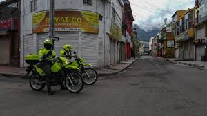 Y las 5:00 a.m., horario en que estará prohibido el expendio y consumo de alcohol; Termino La Cuarentena Y Empieza El Toque De Queda Bogota Eltiempo Com