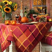 Tischdeko Im Herbst Ist Besonders Schon In Warmen Farben Rot Und Orange Die Tischdecke Ist Von Sander In 2019 Tisch Dekorieren Deckchen Und Dekorieren