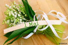 Le premier mai est également le jour du muguet, sans qu'il y ait de lien direct entre la fête des clochettes printanières et la journée des revendications ouvrières. Muguet En Bouquet Fete Du 1er Mai Sur Bois Stock Photo Adobe Stock