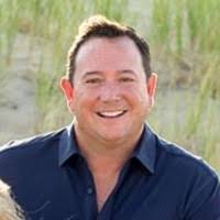 Robert Kiggins's Instagram, Twitter & Facebook