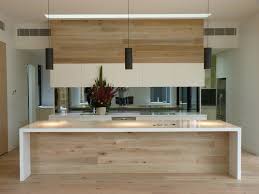 Cuisine moderne grise et bois, avec îlot central et façades sans poignées. Cuisine Moderne Bois Chene Cuisine Moderne Cuisine Bois Moderne Cuisine Contemporaine