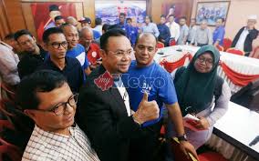 Ketua umno cawangan kampung slim village itu juga pernah menggalas tanggungjawab sebagai ketua penerangan umno bahagian dan ahli jawatankuasa pemuda umno bahagian serta ahli jawatankuasa biro kebajikan umno malaysia. Saya Disabotaj Rizalman