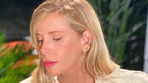 Alessia marcuzzi esce di casa in accappatoio e rivela di essere diventata nonna. Mio Marito E Positivo Al Covid Alessia Marcuzzi Si Mette In Quarantena