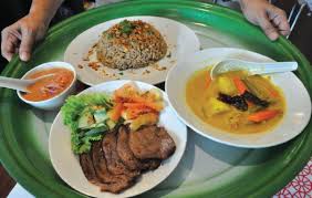 Masukkan air rebusan daging ke dalam periuk nasi. Terpikat Aroma Nasi Daging Harian Metro