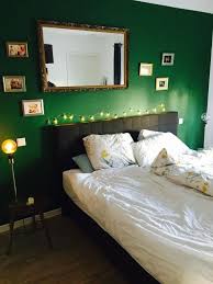 Also, wenn sie möchten erhalten die hervorragend bilder über. Schones Wg Zimmer Mit Gruner Wand Und Lichterkette Uber Dem Bett Dunkelgrune Wande Grunes Schlafzimmerdesign Schlafzimmer Design