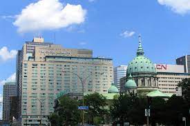 Caso seu destino não seja possível ir a pé, existem duas estações de metrô a menos de 5 minutos. Queen Elizabeth Hotel Wikipedia